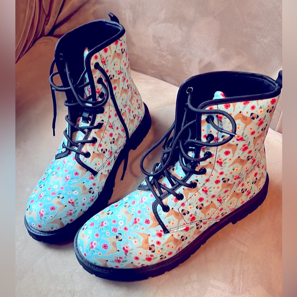 SUPER RARE PUG BOOTS !!! Pugs and flower boots 🐾🌸 Women’s size 10.